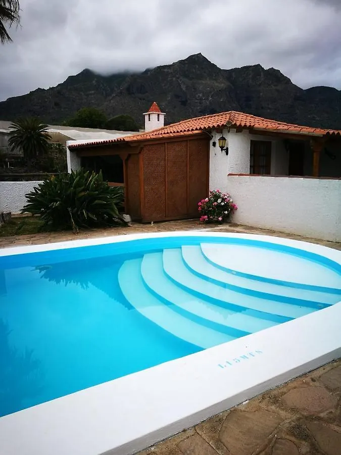 Prázdninový dům Charming House In Buenavista Del Norte With Shared Pool